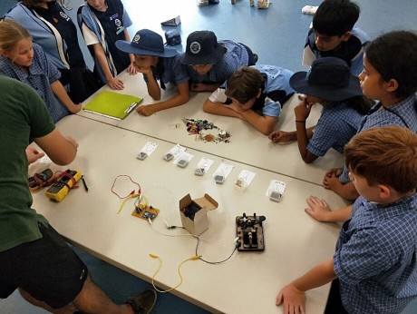 SARCNET indoor STEM session - Class learning about Electronic Components, Prototyping Kits and Multimeters